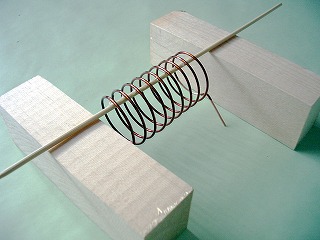 製作中のヘリカルコイル