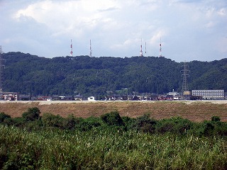 城山に建つTV5局、FM2局の放送塔