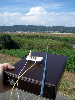 河川の堤防でFM放送を受信