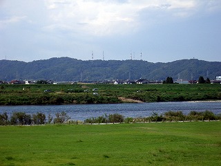 河川の堤防でFM放送を受信